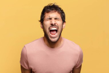 Genç, yakışıklı Hintli adam.