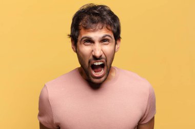 Genç, yakışıklı Hintli adam.