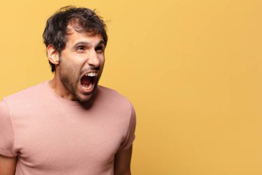 Genç, yakışıklı Hintli adam.