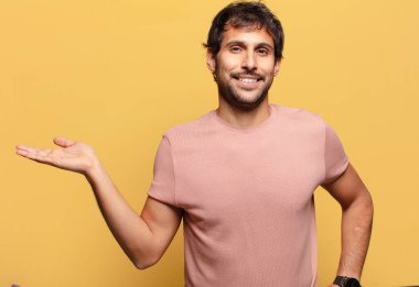 Genç, yakışıklı Hintli adam. Mutlu ve şaşırmış ifade