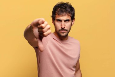 Genç, yakışıklı Hintli adam korkmuş ve kafası karışmış.