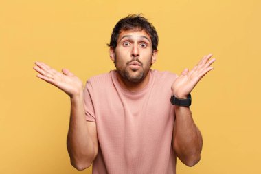 Genç, yakışıklı Hintli adam. şok veya şaşırmış ifade