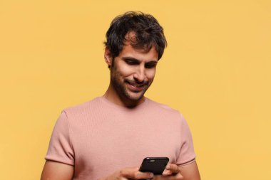 Genç, yakışıklı Hintli adam. Mutlu ve şaşırmış ifade akıllı telefon kavramı