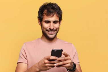 Genç, yakışıklı Hintli adam. Mutlu ve şaşırmış ifade akıllı telefon kavramı