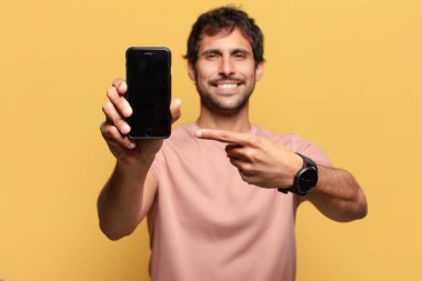 Genç, yakışıklı Hintli adam. puanlı hareket akıllı telefon kavramı