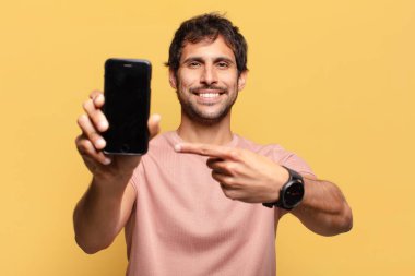 Genç, yakışıklı Hintli adam. puanlı hareket akıllı telefon kavramı
