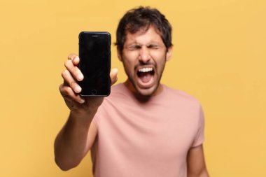 Genç yakışıklı Hintli adam akıllı telefon konsepti