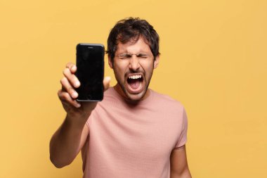 Genç yakışıklı Hintli adam akıllı telefon konsepti