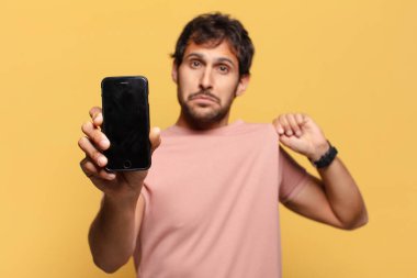 Genç yakışıklı Hintli adam gururlu ifade akıllı telefon kavramı