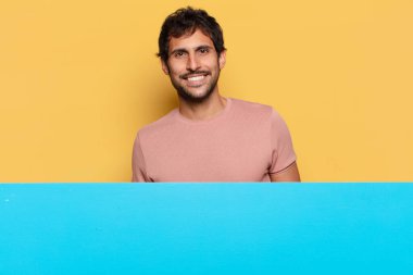 Genç, yakışıklı Hintli adam. Mutlu ve şaşırmış ifade