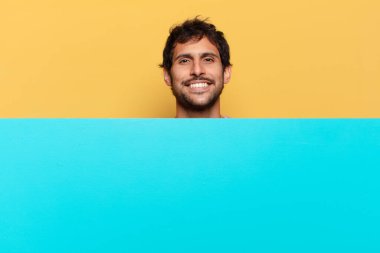 Genç, yakışıklı Hintli adam. Mutlu ve şaşırmış ifade