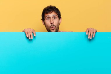 Genç, yakışıklı Hintli adam. şok veya şaşırmış ifade