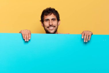 Genç, yakışıklı Hintli adam. Mutlu ve şaşırmış ifade