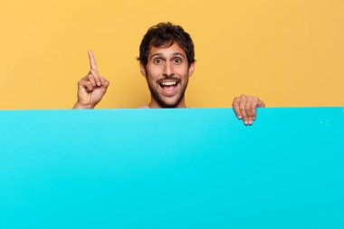 Genç, yakışıklı Hintli adam. İşaret işareti. Zaferi kazanan gibi kutluyoruz.