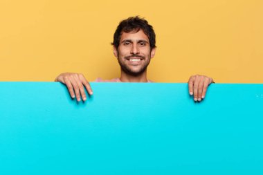 Genç, yakışıklı Hintli adam. Mutlu ve şaşırmış ifade