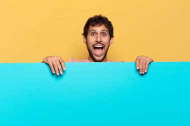 Genç, yakışıklı Hintli adam. şok veya şaşırmış ifade