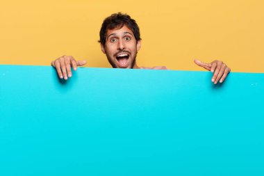 Genç, yakışıklı Hintli adam. şok veya şaşırmış ifade