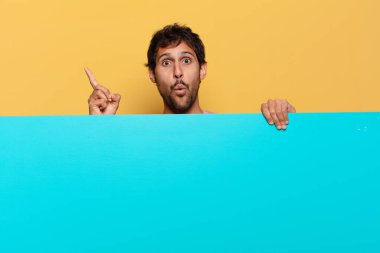 Genç, yakışıklı Hintli adam. şok veya şaşırmış ifade