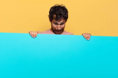 Genç, yakışıklı Hintli adam. şok veya şaşırmış ifade