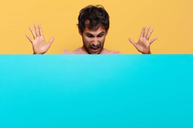 Genç, yakışıklı Hintli adam. Mutlu ve şaşırmış