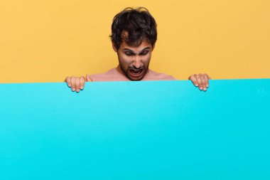 Genç, yakışıklı Hintli adam. Mutlu ve şaşırmış