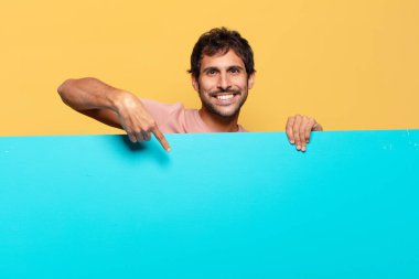 Genç, yakışıklı Hintli adam. İşaret işareti. Mutlu ve şaşırmış