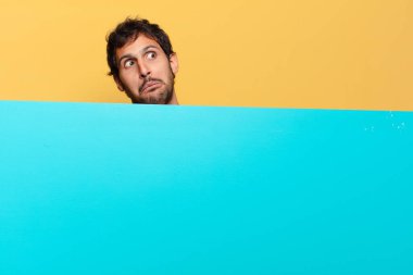 Genç ve yakışıklı Hintli adamın kafası karışık.