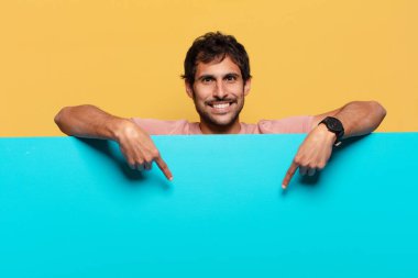 Genç, yakışıklı Hintli adam. işaret işareti