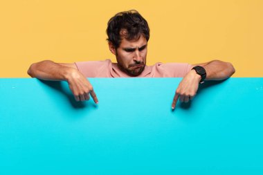 Genç, yakışıklı Hintli adam. işaret işareti