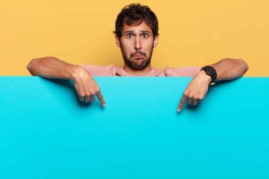 Genç, yakışıklı Hintli adam. işaret işareti