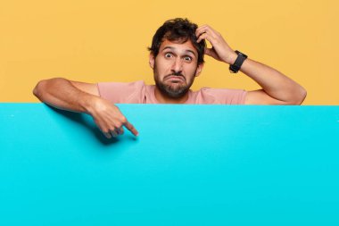 Genç, yakışıklı Hintli adam. işaret işareti