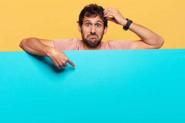 Genç, yakışıklı Hintli adam. işaret işareti