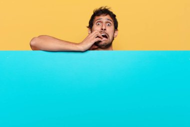 Genç, yakışıklı Hintli adam.