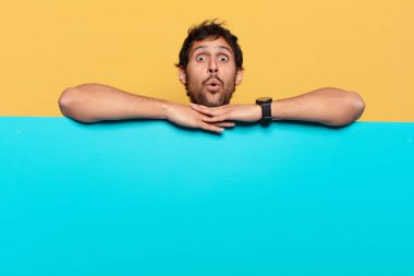 Genç, yakışıklı Hintli adam. şok veya şaşırmış ifade