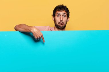 Genç, yakışıklı Hintli adam. şok veya şaşırmış ifade