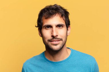 Genç, yakışıklı Hintli adam. Mutlu ve şaşırmış ifade