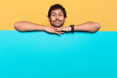 Genç, yakışıklı Hintli adam. Mutlu ve şaşırmış ifade