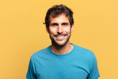 Genç, yakışıklı Hintli adam. Mutlu ve şaşırmış ifade