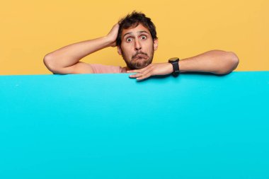 Genç, yakışıklı Hintli adam. Düşünen ya da şüphe eden bir ifade. şok veya şaşırmış ifade