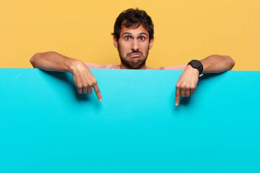 Genç, yakışıklı Hintli adam. işaret işareti