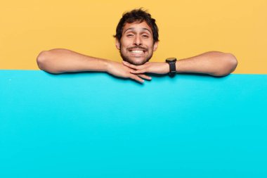 Genç, yakışıklı Hintli adam. Mutlu ve şaşırmış ifade