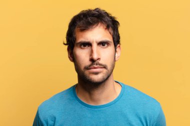 Genç, yakışıklı Hintli adam.