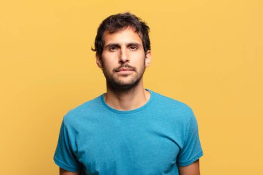 Genç, yakışıklı Hintli adam.