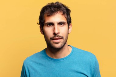 Genç, yakışıklı Hintli adam.