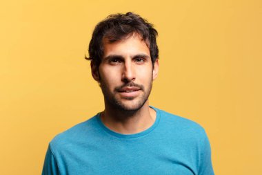 Genç, yakışıklı Hintli adam.