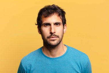 Genç, yakışıklı Hintli adam.