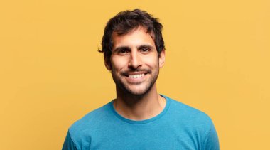 Genç, yakışıklı Hintli adam. Mutlu ve şaşırmış ifade