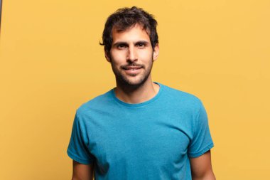 Genç, yakışıklı Hintli adam. Mutlu ve şaşırmış ifade