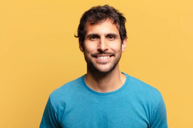 Genç, yakışıklı Hintli adam. Mutlu ve şaşırmış ifade