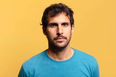 Genç, yakışıklı Hintli adam.